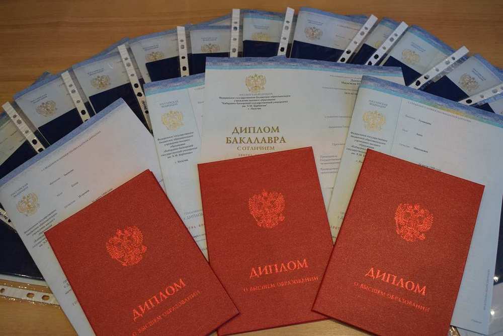 Российский парламентарий поздравил донецких выпускников и выразил надежду на их активное участие в развитии Донбасса и России (видео)