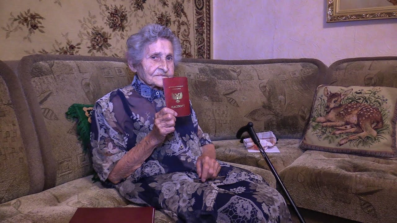 99-летняя жительница Докучаевска получила паспорт гражданина ДНР (видео)