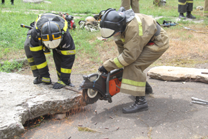 Сотрудники МЧС ДНР отработали практические навыки по применению аварийно-спасательного оборудования (фото)