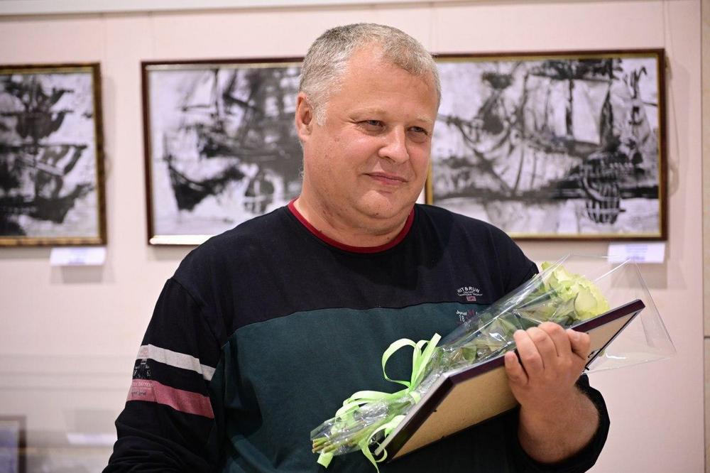 В Донецке открылась юбилейная выставка работ художника муздрамы (фото)