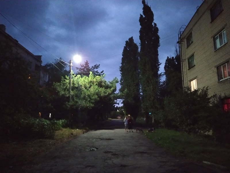 В густонаселенном районе Иловайска восстановлено уличное освещение (фото + видео)