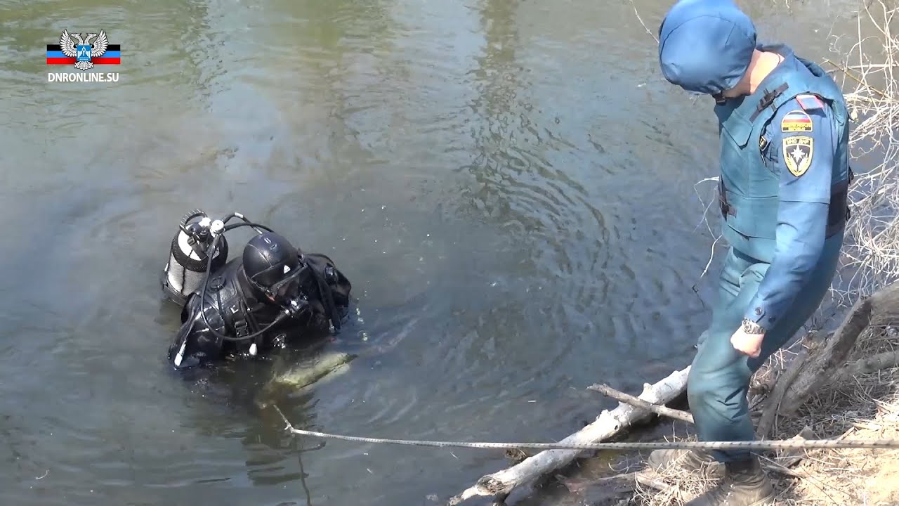 В Макеевке легковой автомобиль упал в водоем, есть погибший