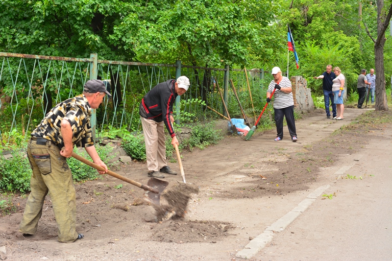 В Макеевке стартовала акция «Уютный двор» (фото + видео)