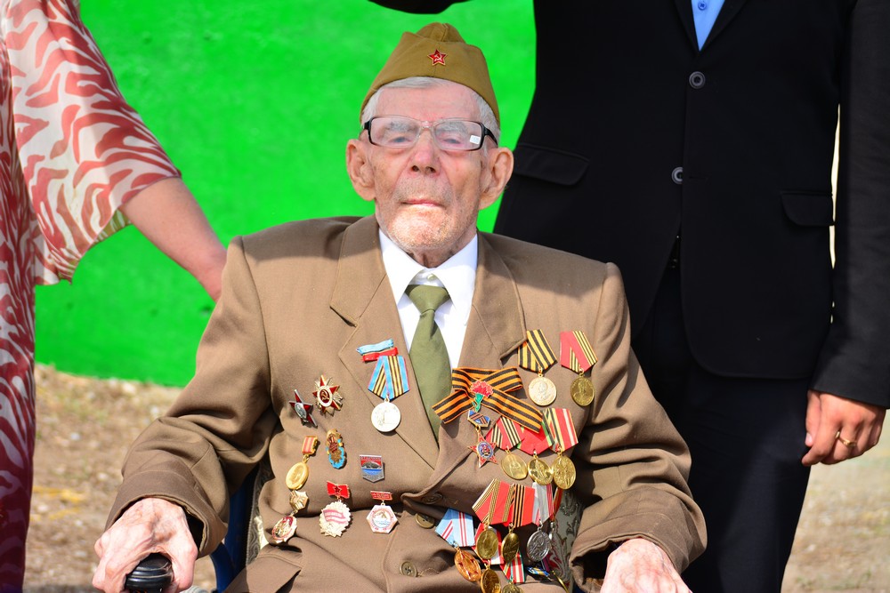 В Новоазовске провели парад для одного ветерана (фото)