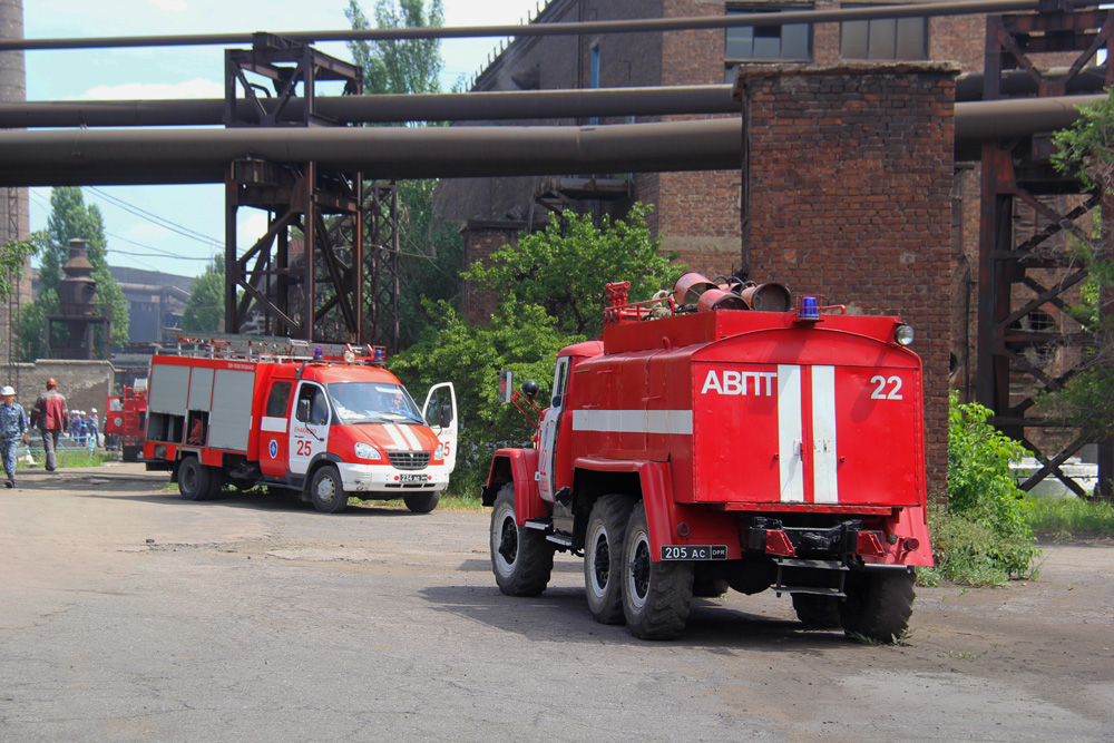 В результате пожара на Енакиевском металлургическом заводе погиб рабочий, еще один пострадал (фото)