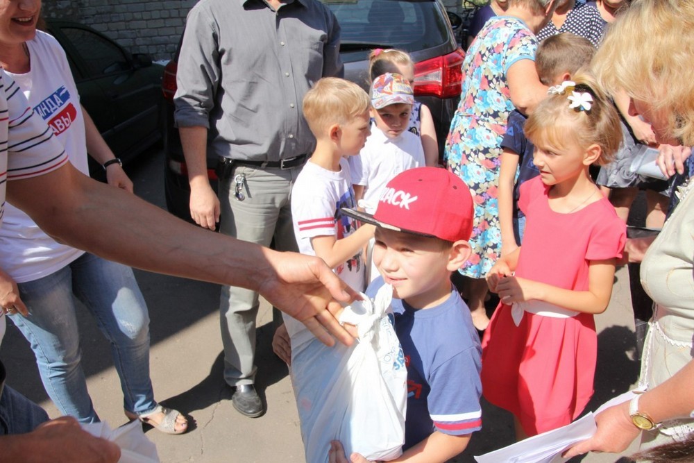 Детям прифронтовых районов Донецка общественники вручили подарки к учебному году