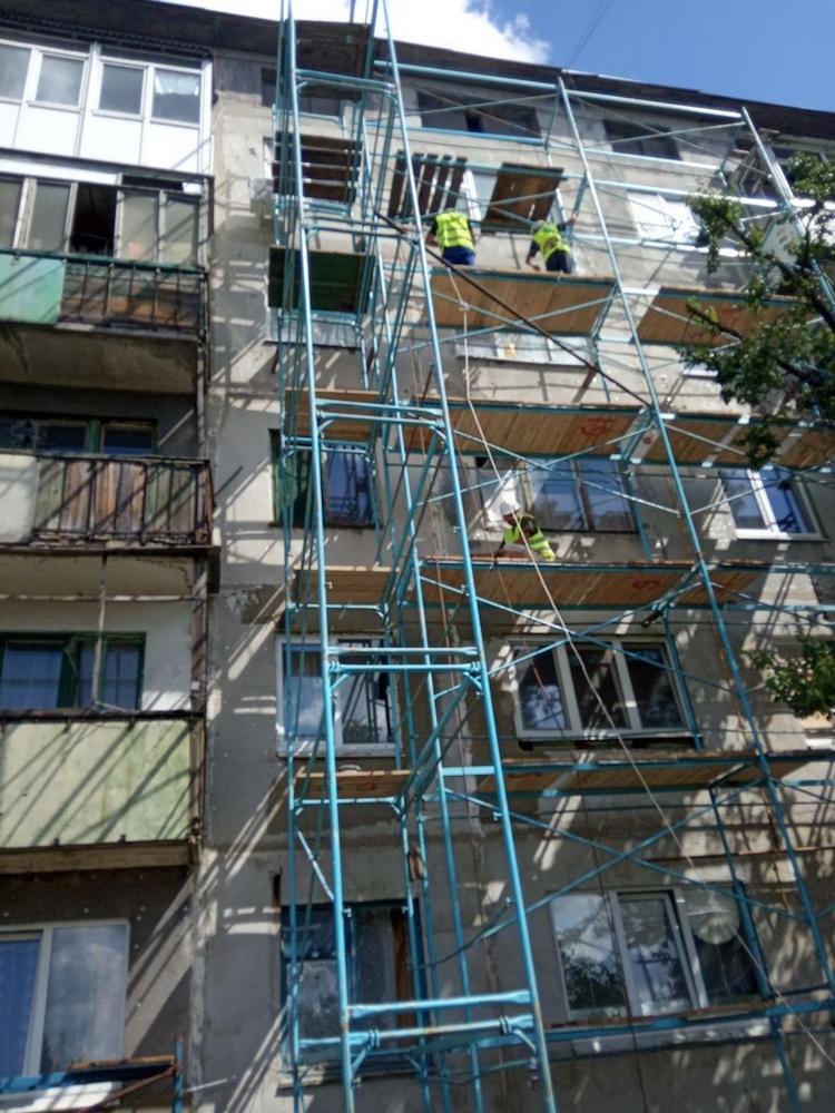 📸📹В Ясиноватой продолжается восстановление пострадавших от обстрелов ВФУ жилых домов