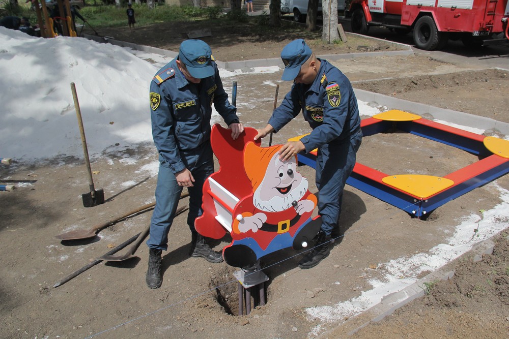📸📹 Сотрудники МЧС ДНР оборудовали детскую площадку на территории Республиканской детской клинической больницы