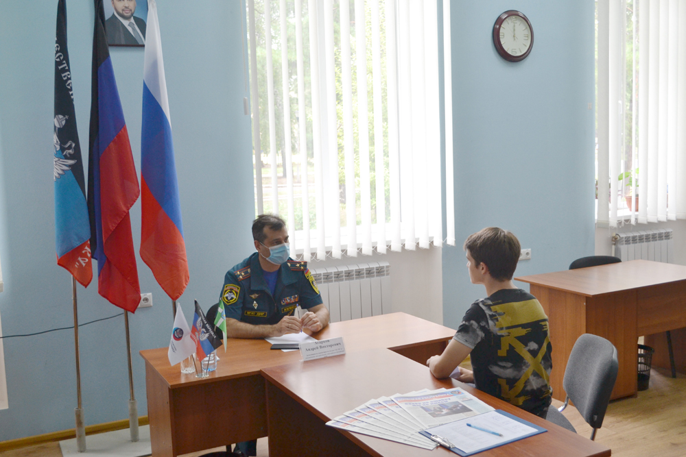 Замминистра по делам ЧС и ГО провел выездной прием граждан в Харцызске