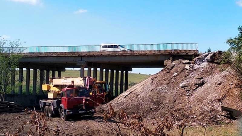 В селе Обильное продолжается ремонт моста через реку Берестовая