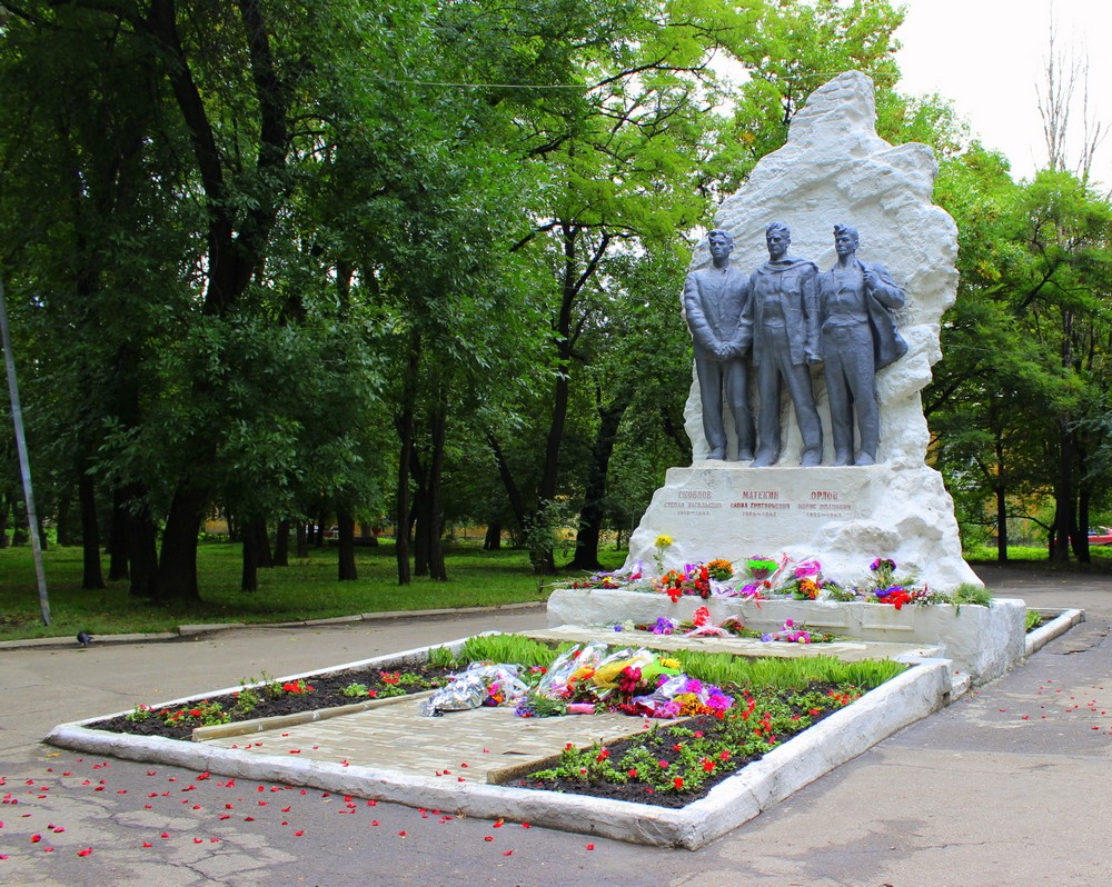 📹 Мининфо ДНР организовало видеомост «Донецк — Краснодон: Герои подполья»