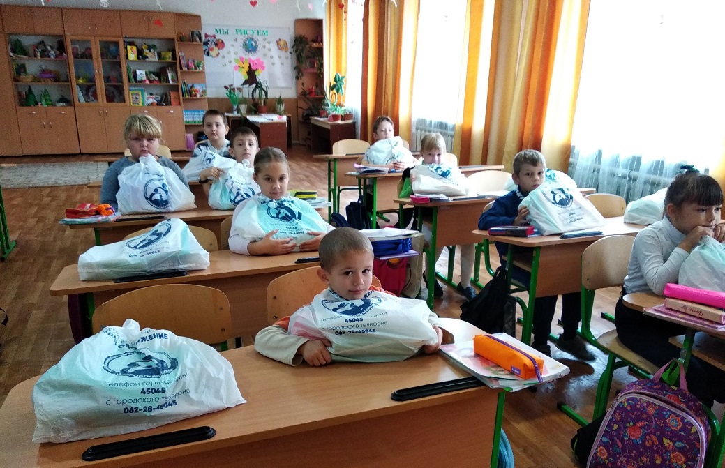 Докучаевские школьники получили помощь от общественников