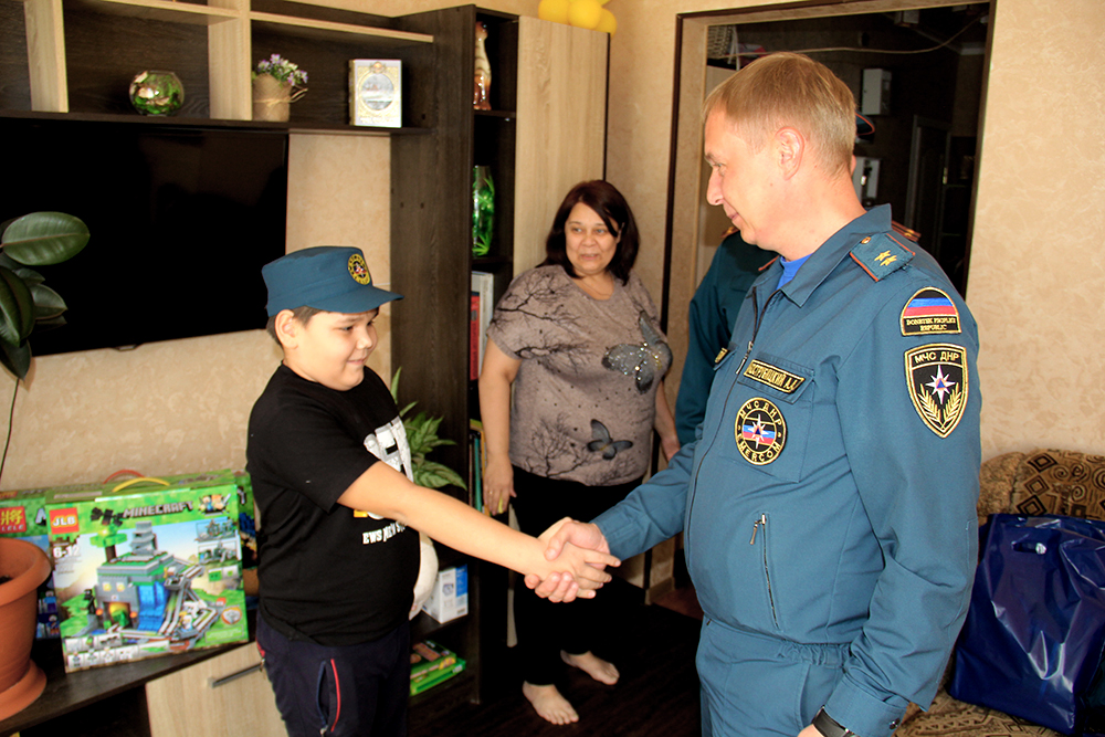 📸Руководитель МЧС ДНР принял участие в благотворительной акции «Дерево желаний»