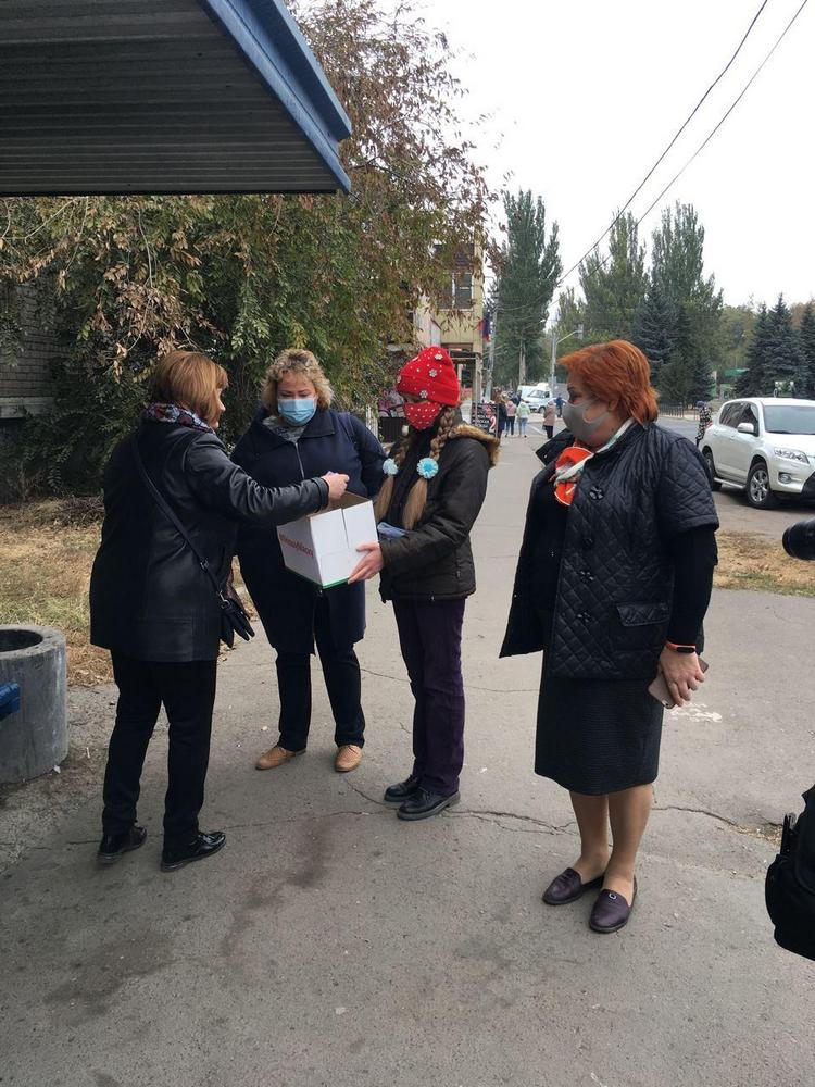 Общественники раздавали защитные маски жителям Макеевки