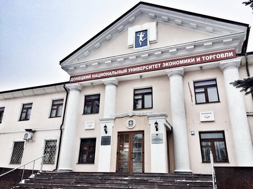 📹В ДонНУЭТ высадили студенческую аллею роз к 100-летию вуза