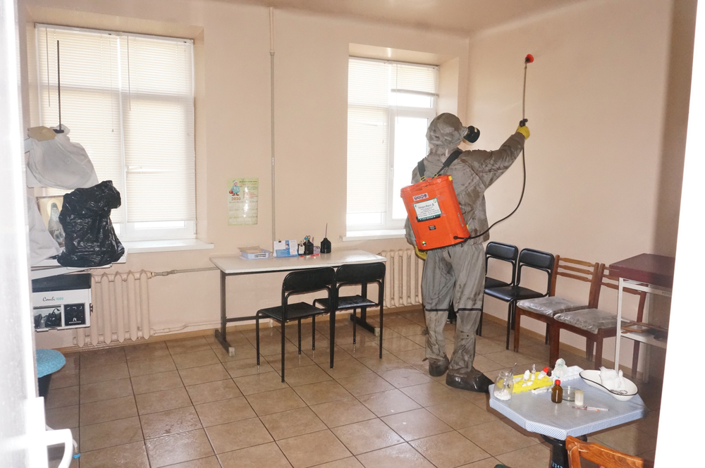 📸Сотрудники МЧС ДНР проводят спецобработку зданий и транспортных средств