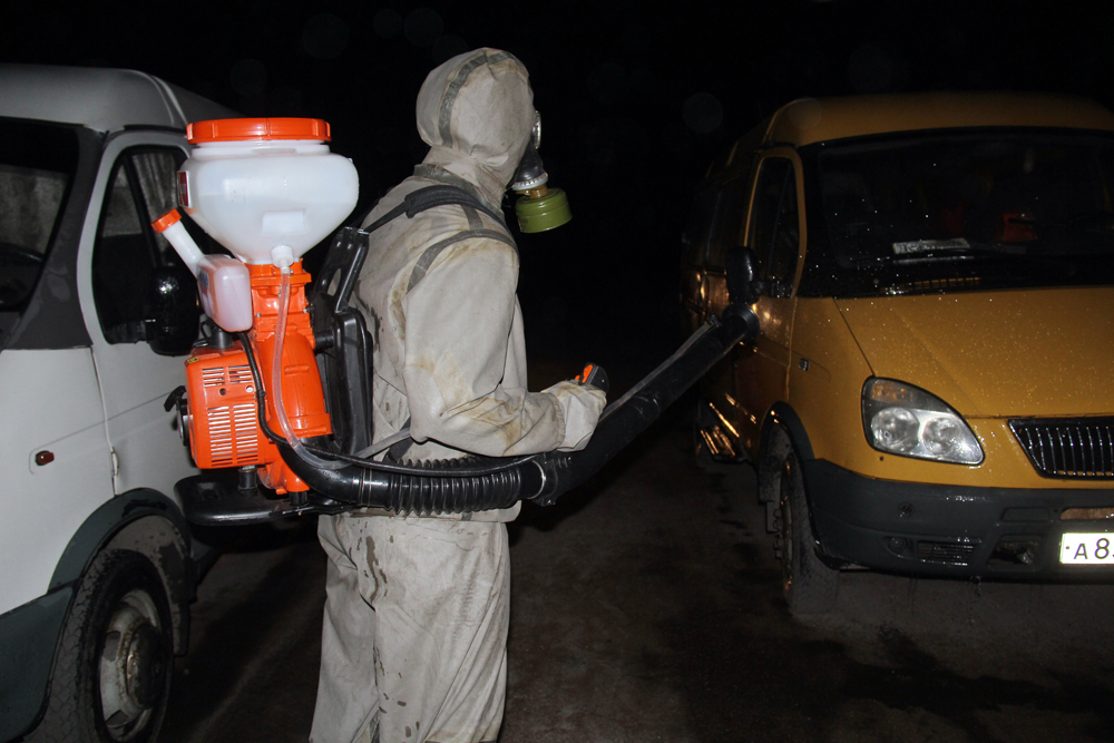 📸Сотрудники МЧС ДНР проводят спецобработку зданий и транспортных средств
