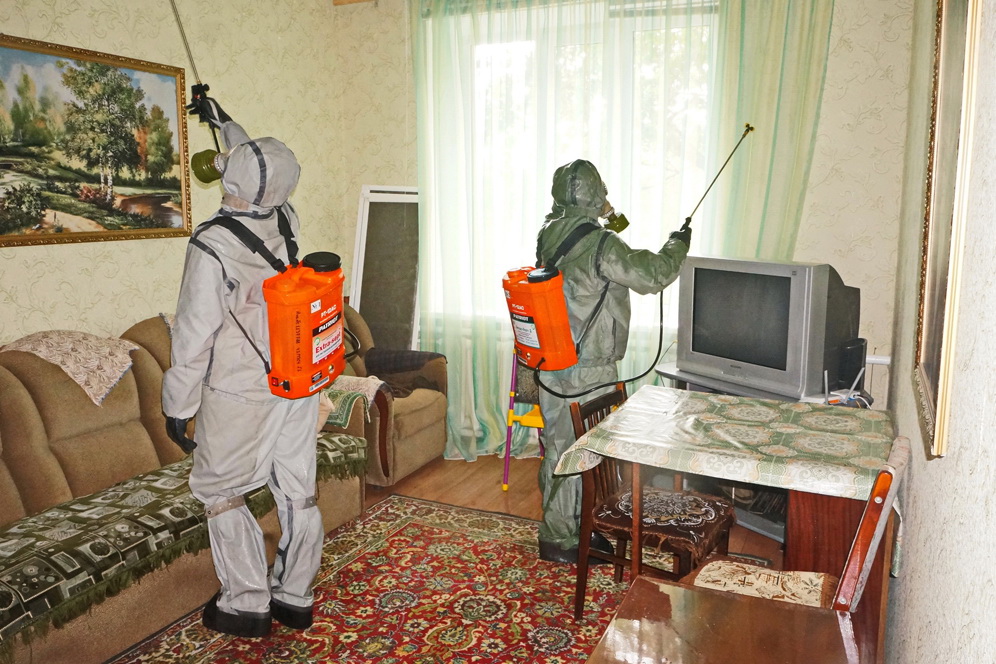 📸Сотрудники МЧС ДНР проводят спецобработку зданий и транспортных средств