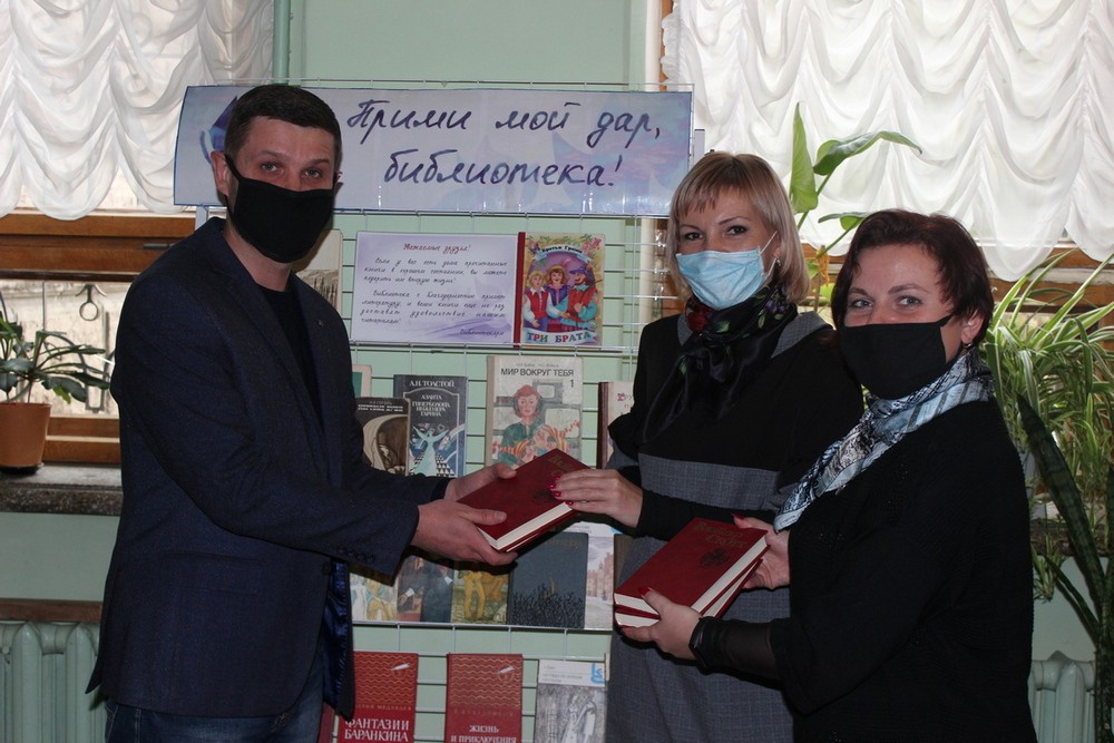 Внук Владимира Дегтярева подарил библиотеке книги