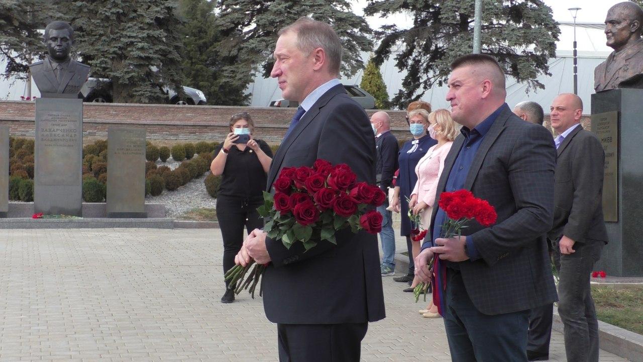 📹 Александр Ананченко почтил память Арсена Павлова (Моторолы)