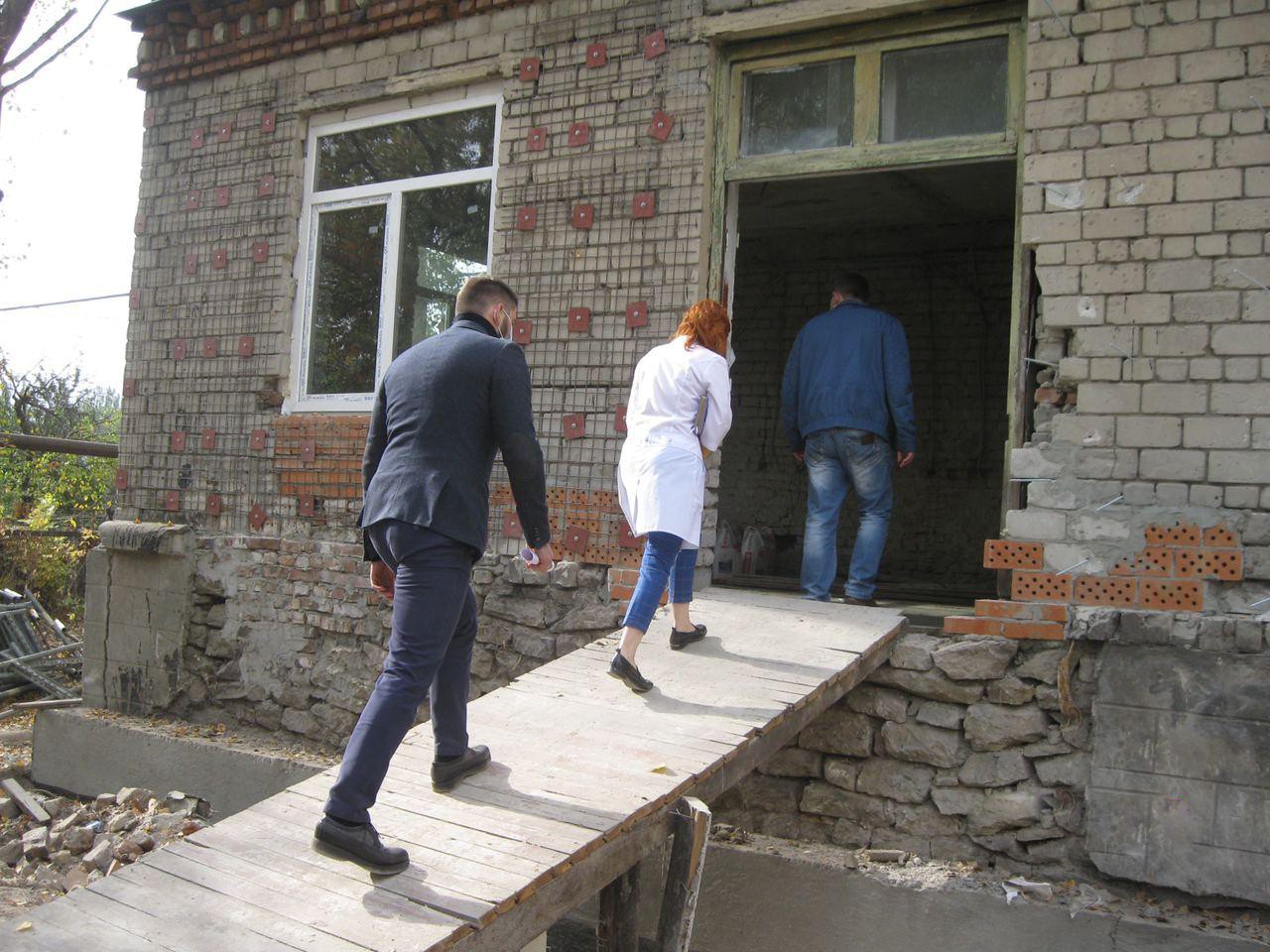📸 И.о. министра здравоохранения проинспектировал ход ремонта одной из макеевских больниц