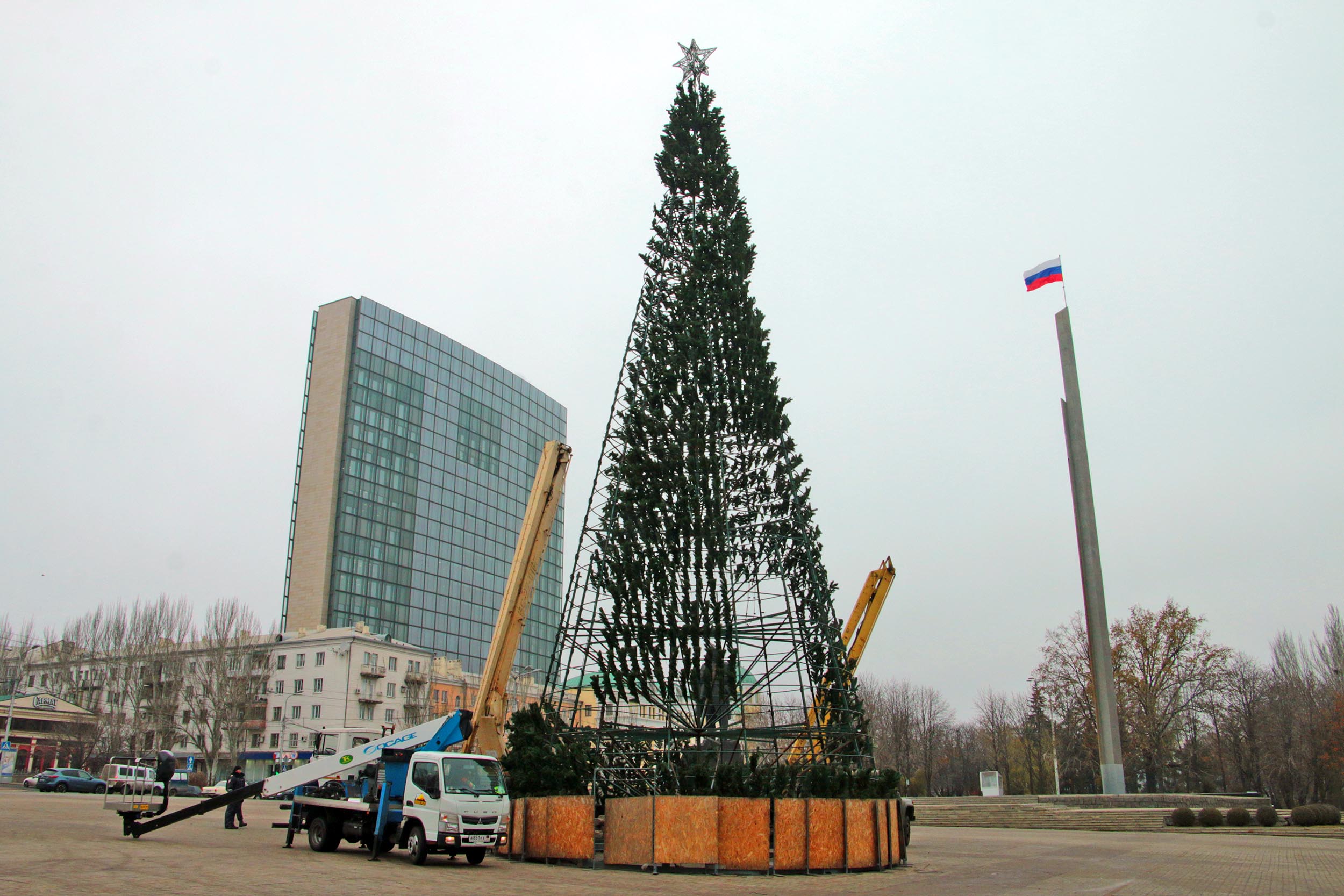 В Донецке устанавливают главную елку Республики