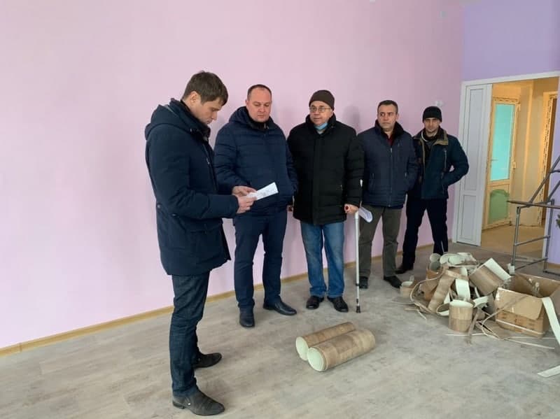 📸Министр строительства и ЖКХ проинспектировал ход восстановительных работ в детском саду Амвросиевского района