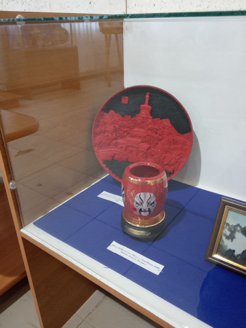 📸В краеведческом музее показали сувениры, подаренные Донецку иностранными гостями