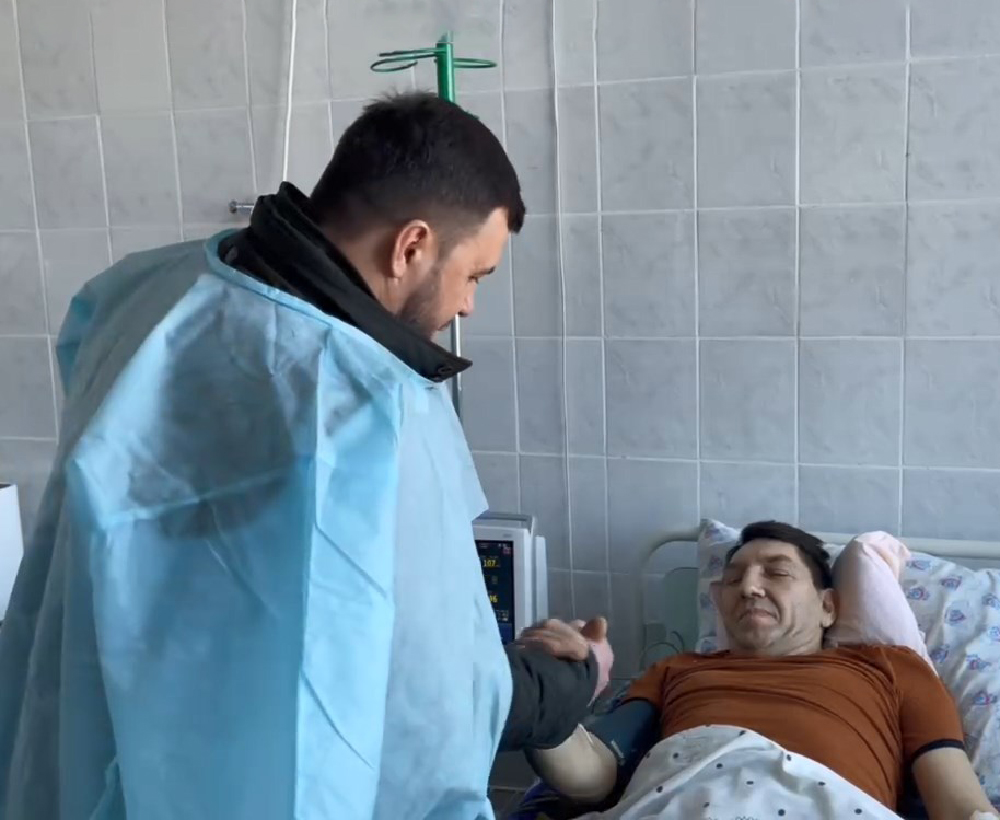 📹 Глава ДНР навестил в больнице пострадавшего в результате теракта комбата Сергея Попова