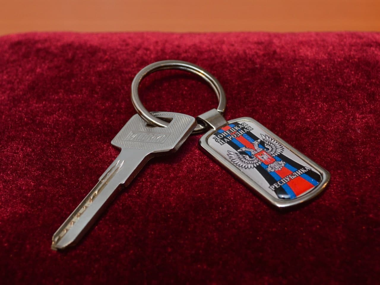 📸 В Донецке вручили ключи от квартиры семье переселенцев