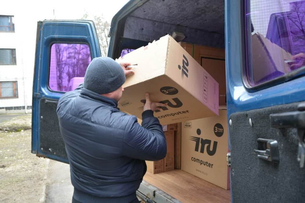 📸В Харцызске передали компьютерную технику для трех школ