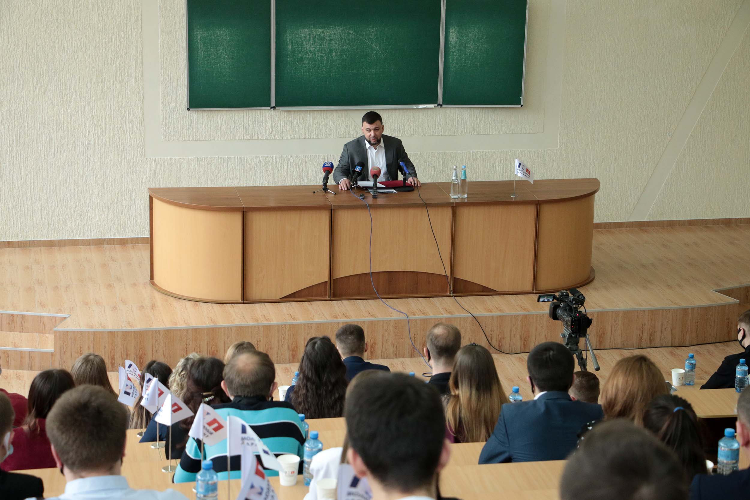 📹 📸 Денис Пушилин встретился с кандидатами в депутаты Молодежного парламента