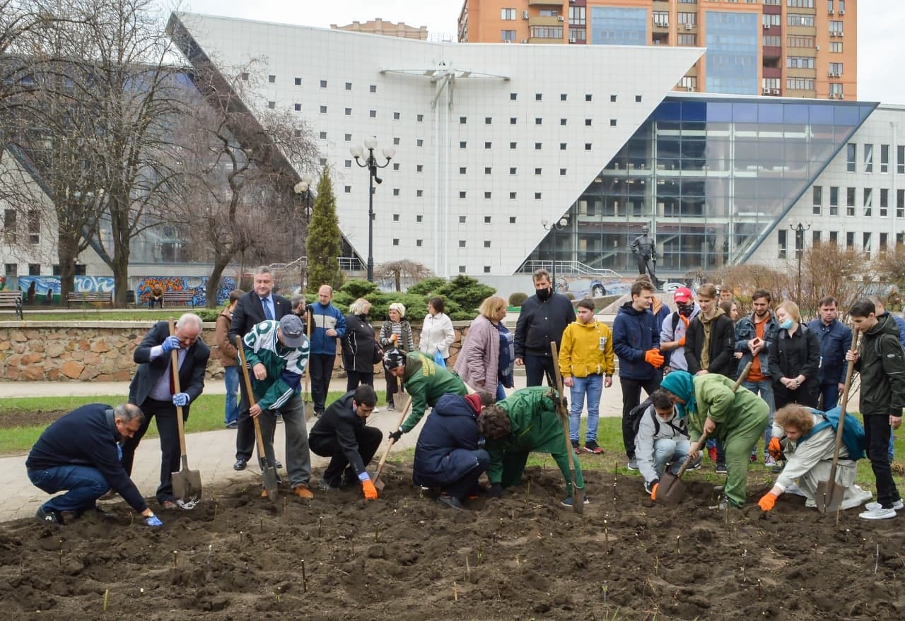 📹 В Донецке в честь 100-летия ДонНТУ высажена аллея роз