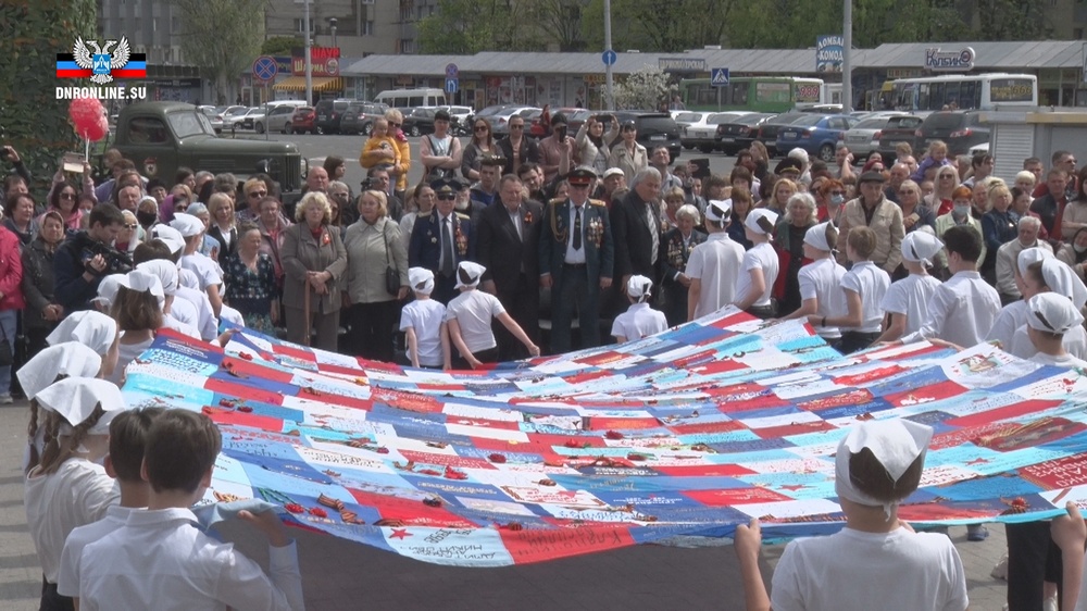 📹В Донецке почтили память бойцов ВОВ акцией «Солдатский платок»