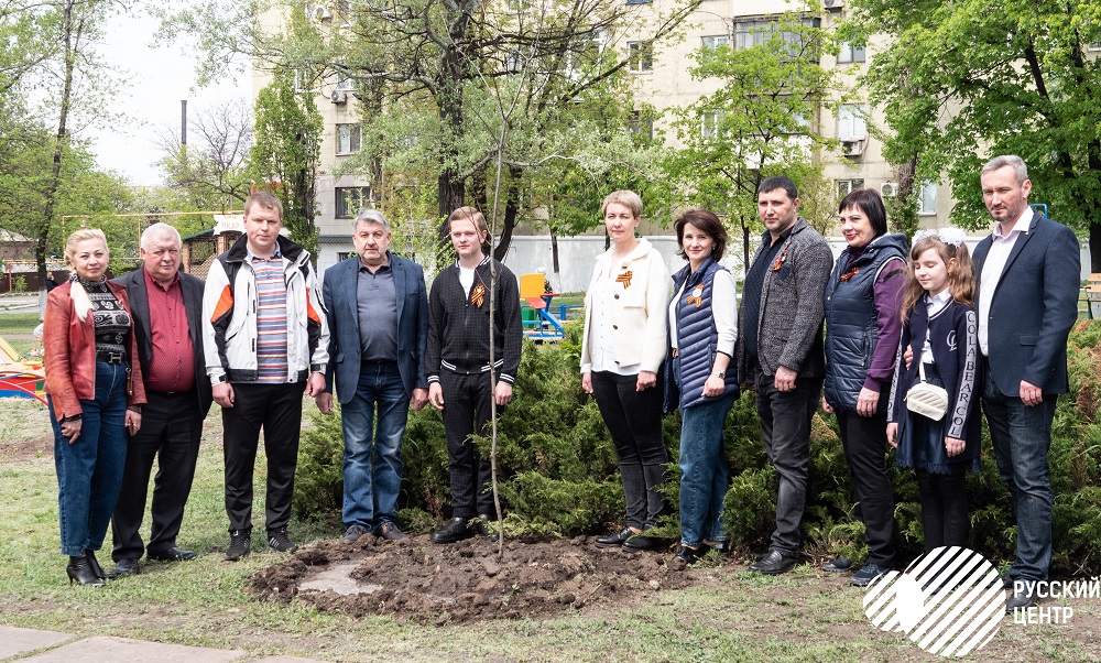В Енакиево высадили деревья в честь Георгия Берегового