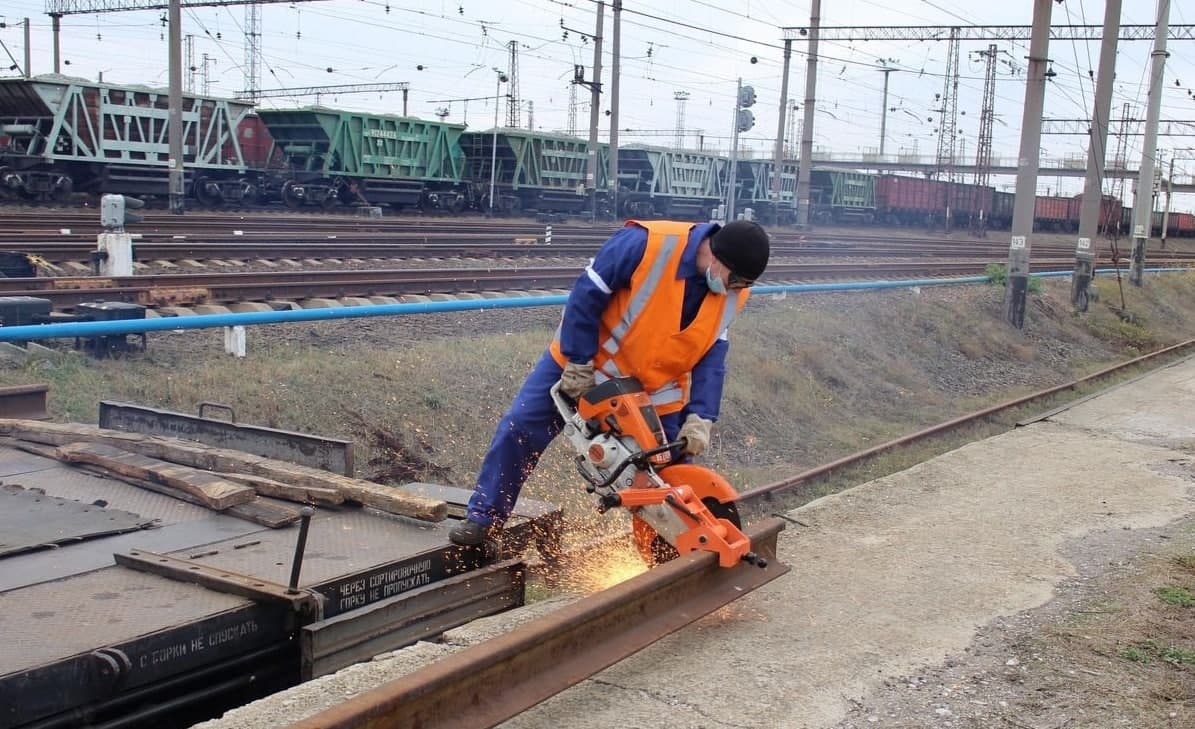 Специалисты Минтранса отработали навыки по восстановлению условно поврежденного ж/д и автомобильного полотна