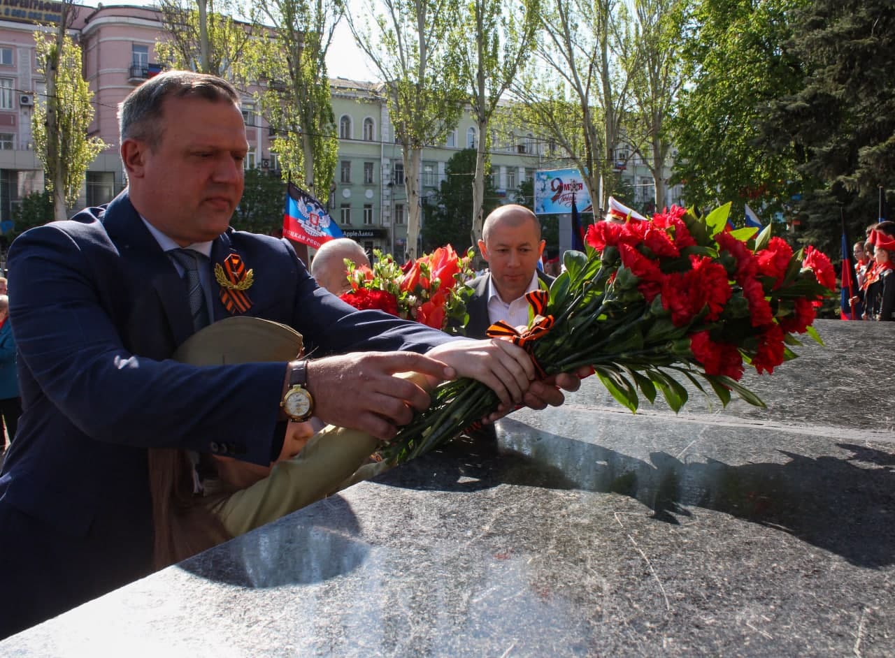 📹 В Донецке возложили цветы к памятникам Гурову и Гринкевичу
