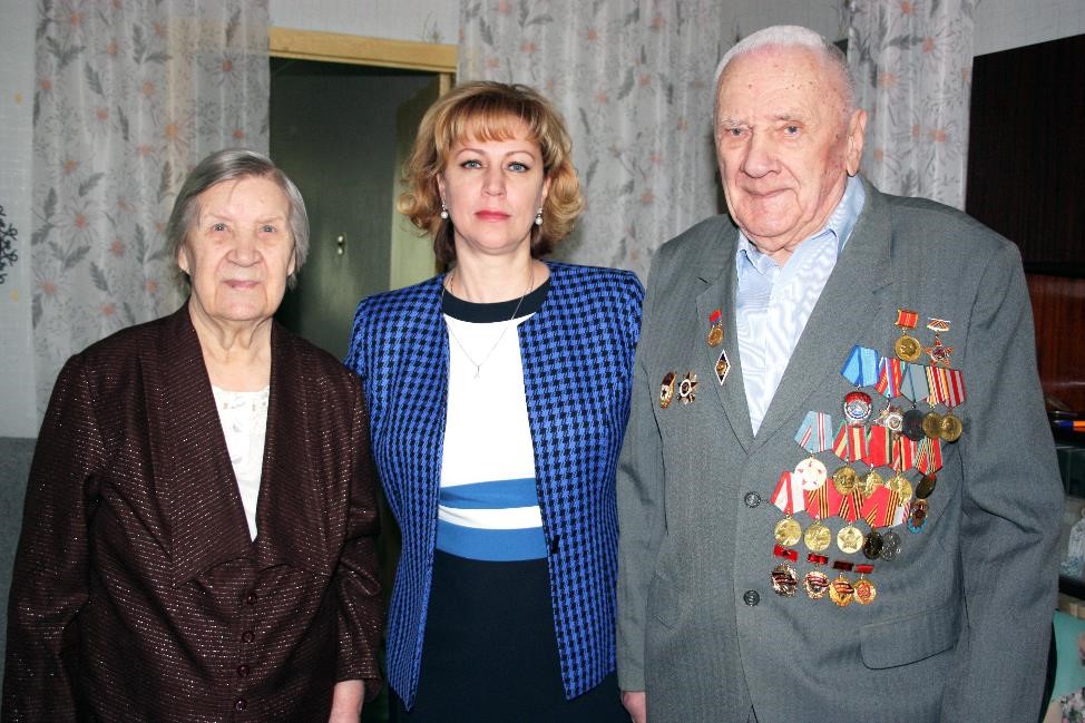 📸 Министр труда и соцполитики поздравила ветерана с наступающим Днем Победы