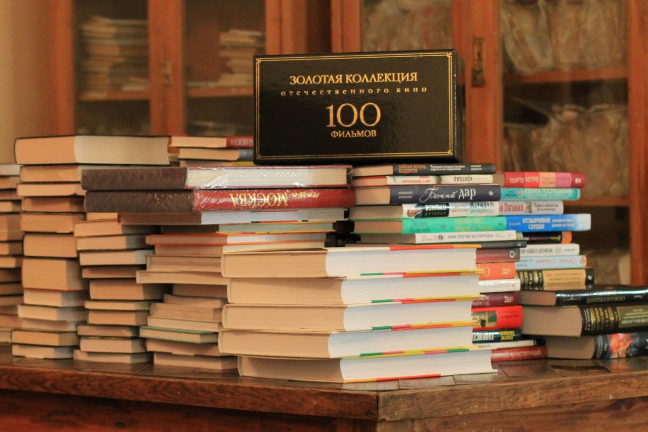 📹Библиотека имени Крупской получила новые книги от фонда «Русский мир»