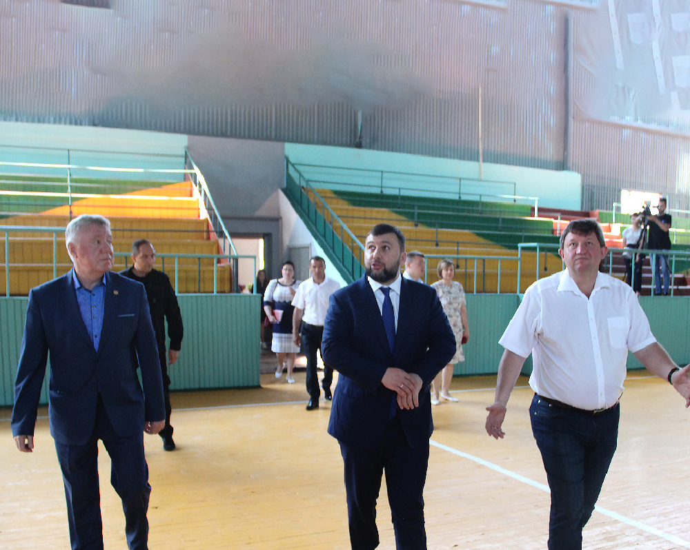 📹📸 Глава ДНР проинспектировал ход восстановления спорткомплекса в городе Ждановка