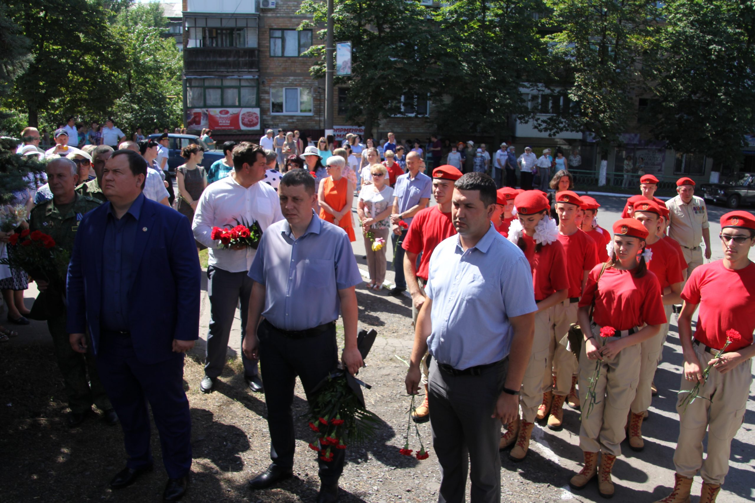 📸📹В Снежном прошла акция в память о жертвах первого авиаудара