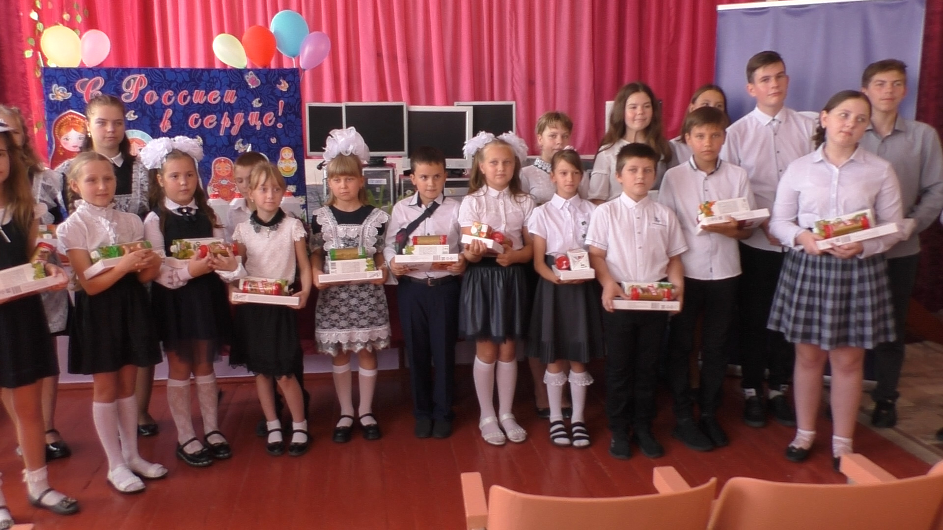 📹 Ученикам школы имени Андрея Стенина переданы компьютеры из Подмосковья