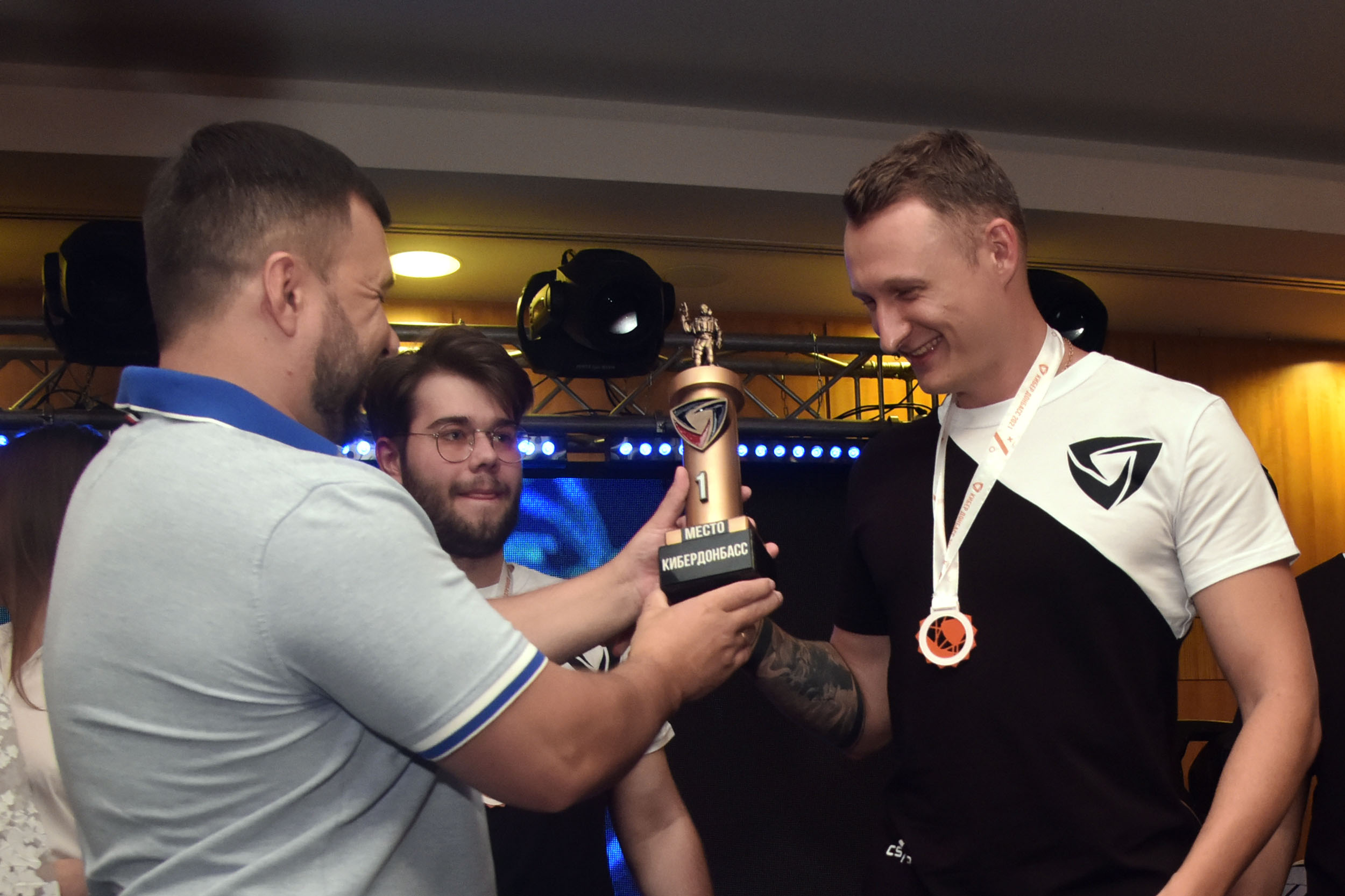 📹📸 Денис Пушилин вручил призы победителям турнира «КиберДонбасс»
