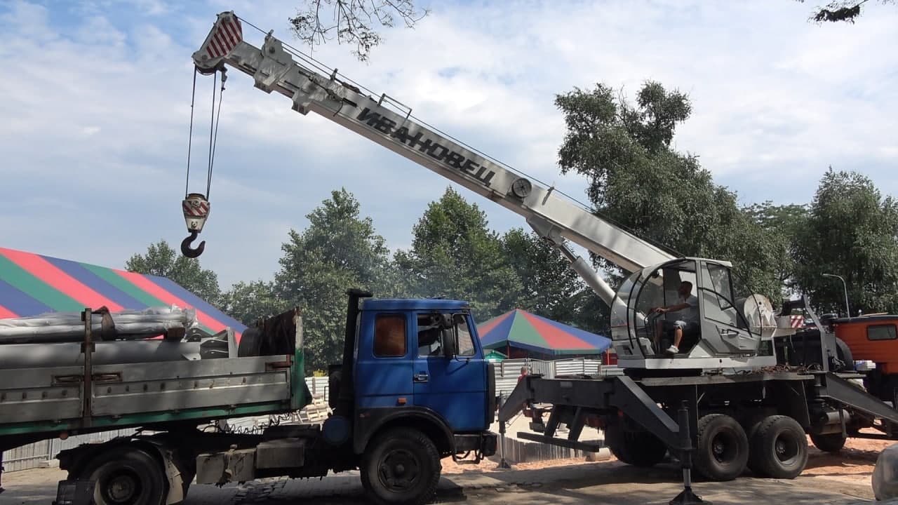 📹 В Донецке устанавливают новое колесо обозрения