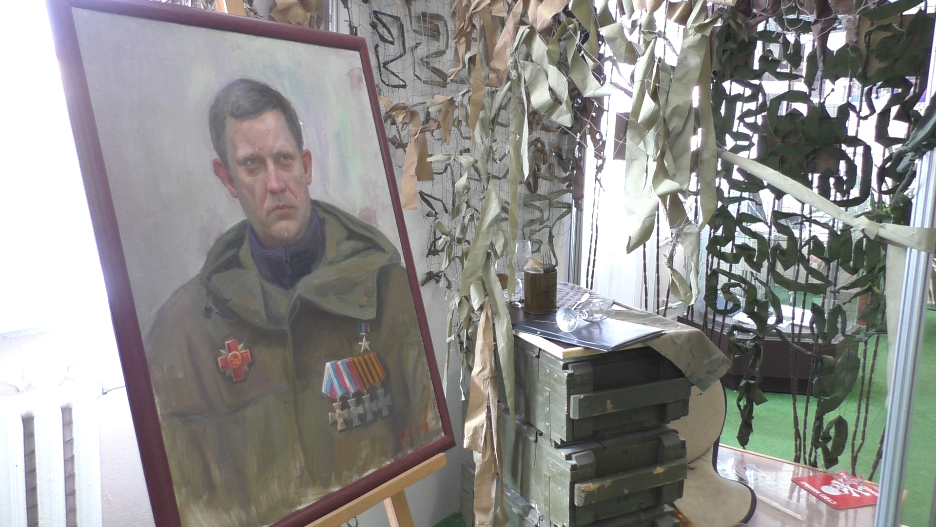 📹Волонтеры из России передали в краеведческий музей портрет Александра Захарченко