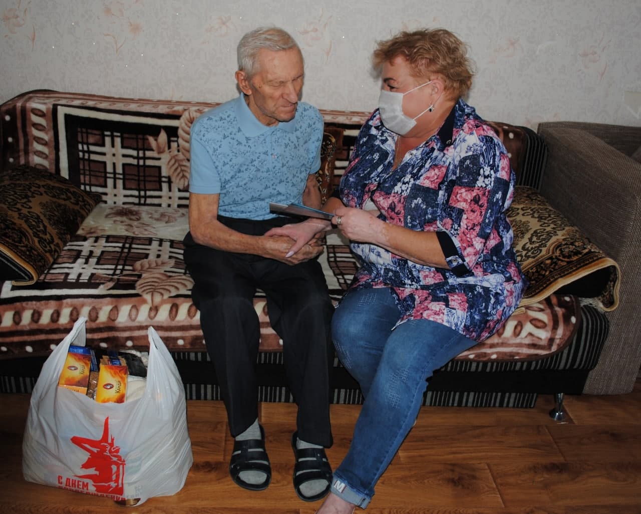 Ко Дню освобождения Донбасса ветераны получают продуктовые наборы