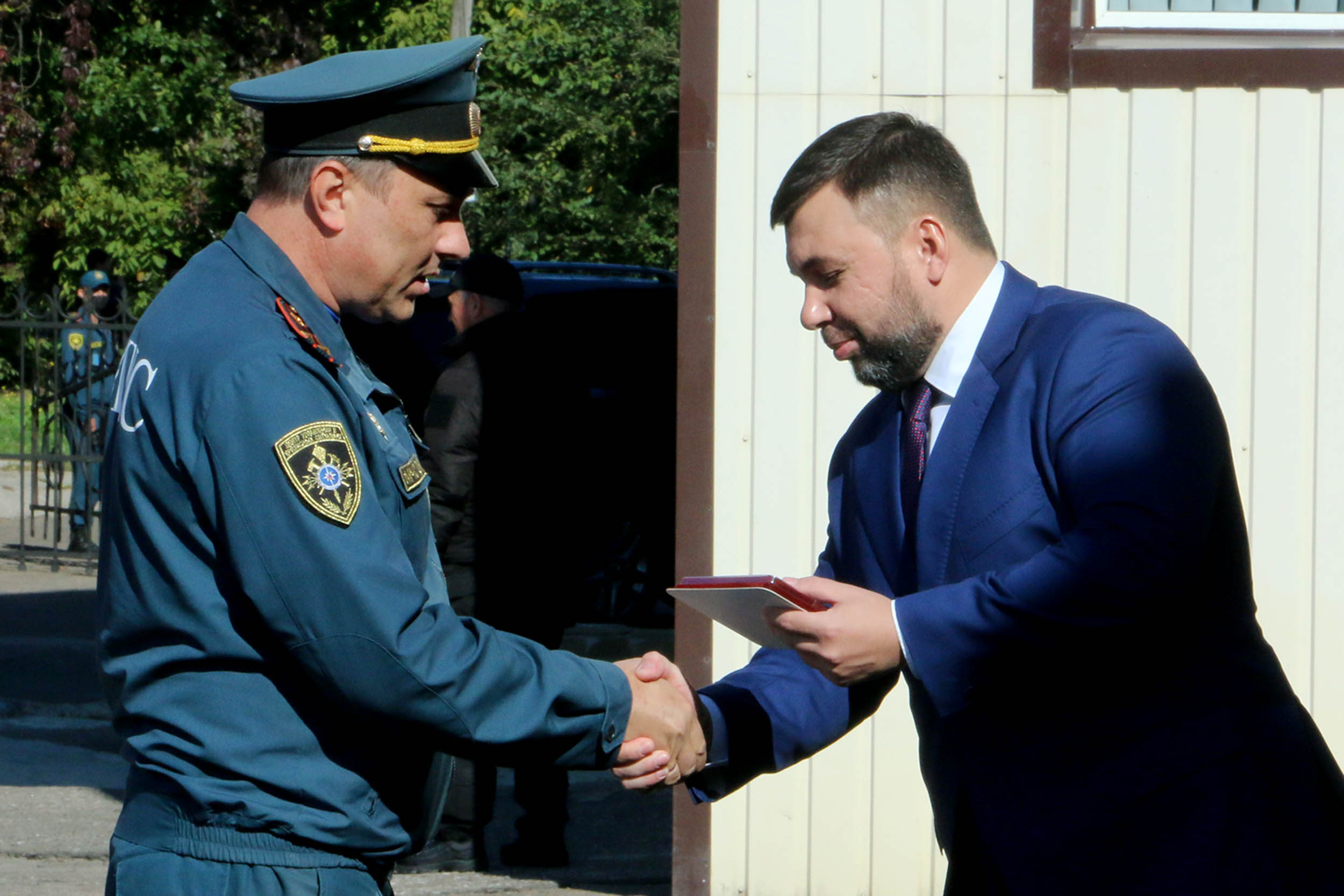 📸📹Денис Пушилин вручил награды спасателям, отличившимся при пожаре на нефтебазе