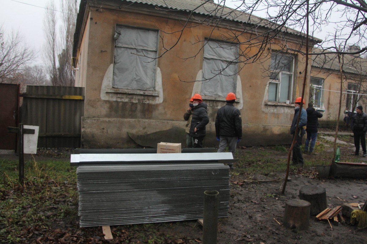 📸 Активисты доставили материалы для ремонта дома, поврежденного обстрелами ВФУ
