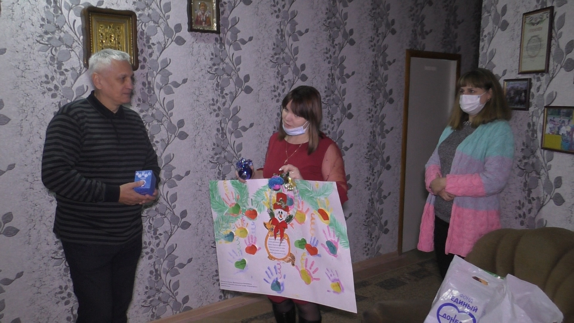 📹 В Енакиево воспитанникам социального центра вручили подарки