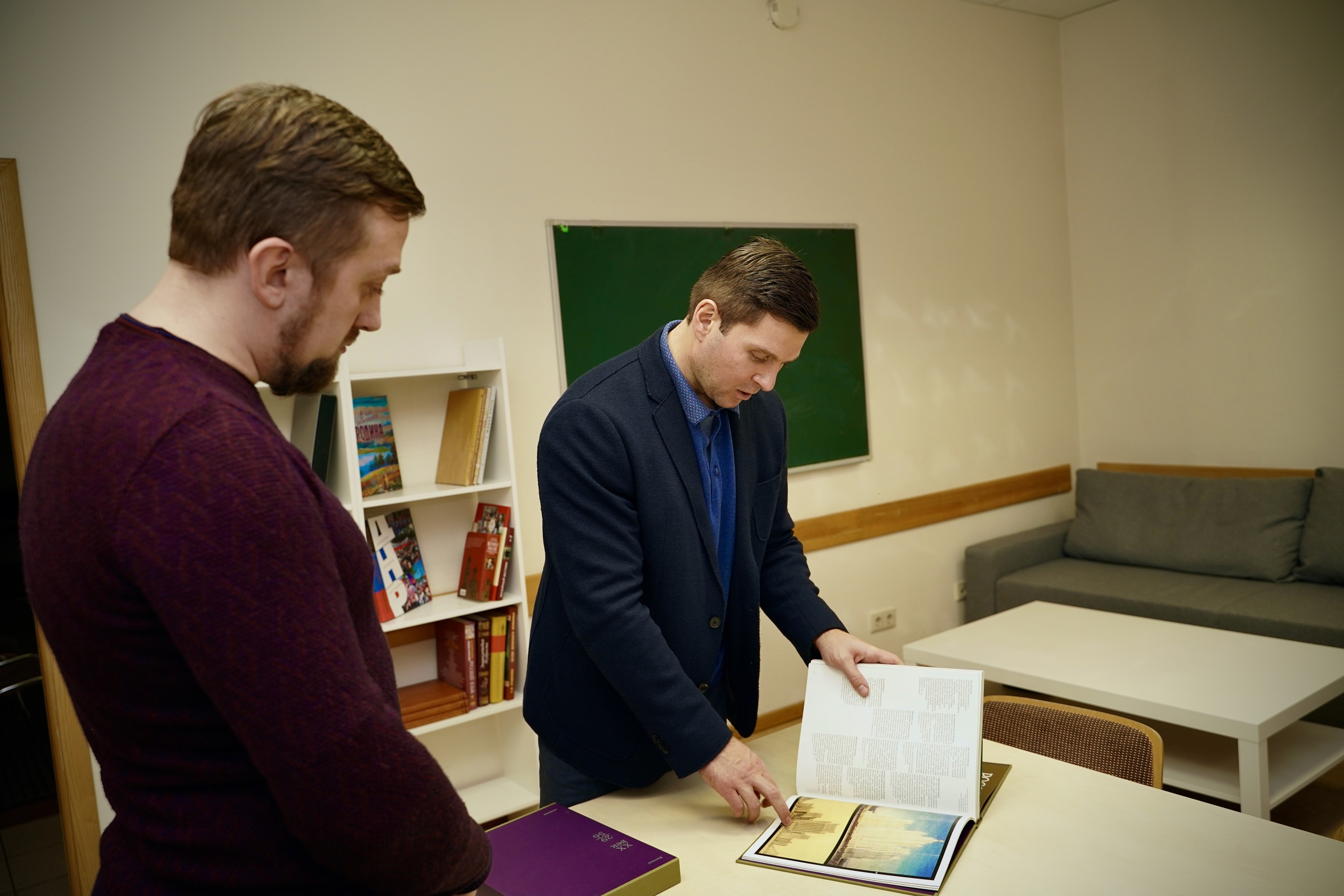 Владимир Антонов передал книги в библиотечный фонд «Русского дома»